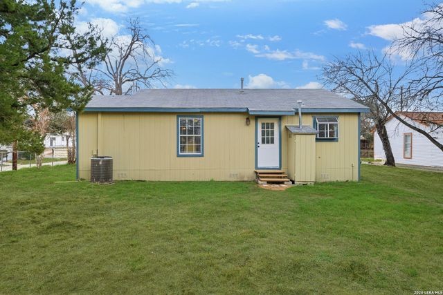 1521 B Street, Floresville, TX 78114