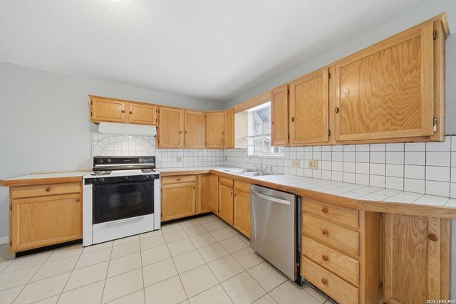 1521 B Street, Floresville, TX 78114