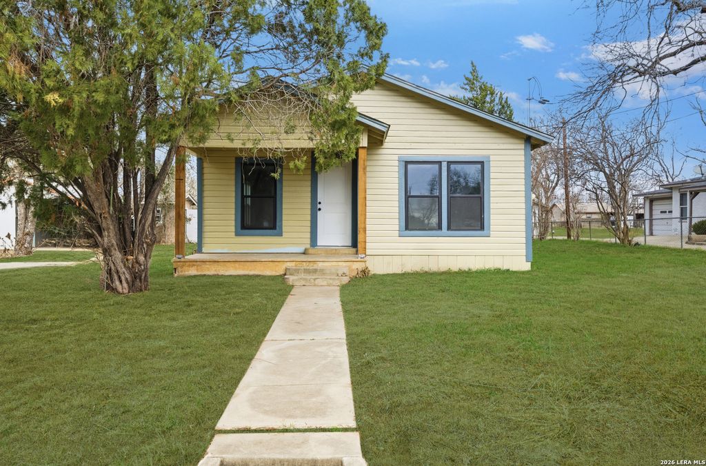 1521 B Street, Floresville, TX 78114