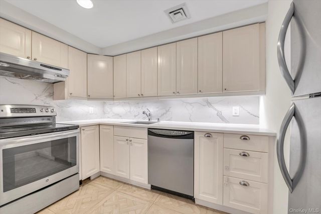 100 Cuttermill Road 4G, Great Neck, NY 11021