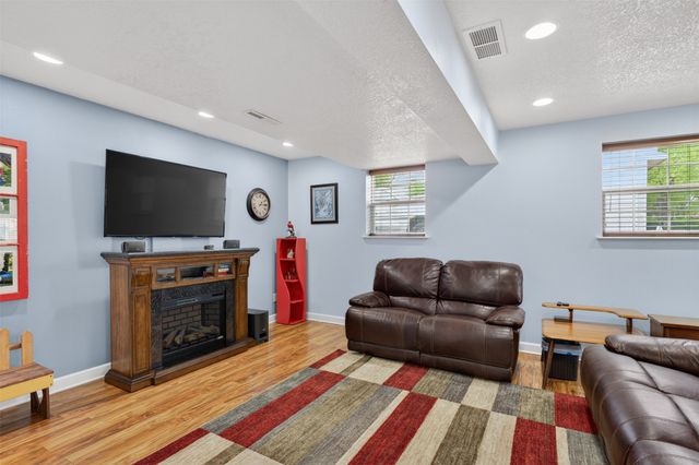 4010 E 24th Court, Des Moines, IA 50317