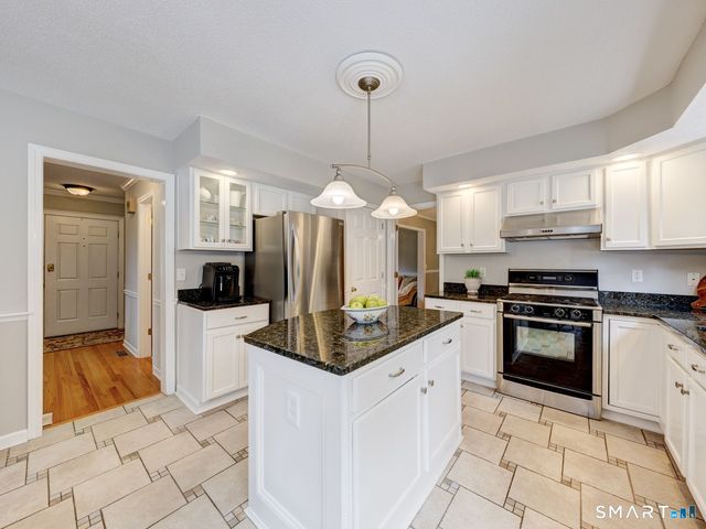 152 Chase Hollow Lane, Glastonbury, CT 06033