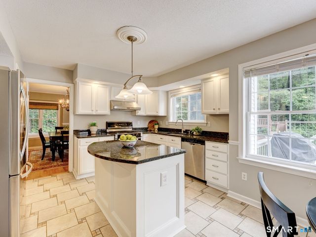 152 Chase Hollow Lane, Glastonbury, CT 06033