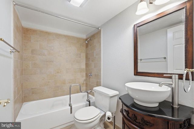 7035 KINGS MANOR DR, Alexandria, VA 22315