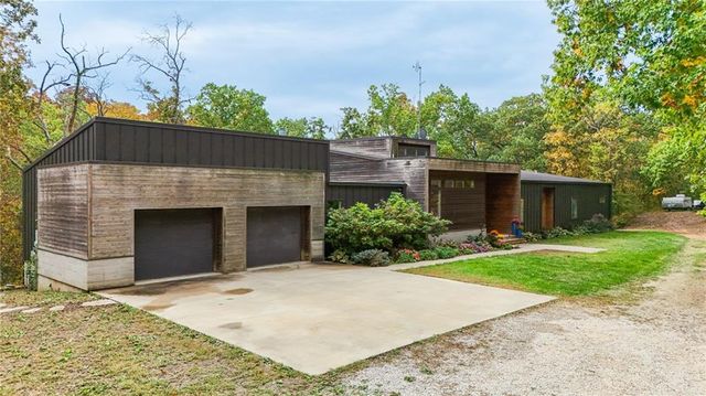 23598 Dehoff Drive, Tonganoxie, KS 66086