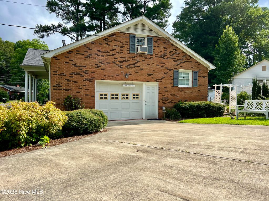 408 Woodlawn Drive, Williamston, NC 27892