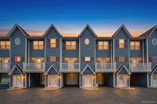 18 Hearthstone Court, Farmingdale, NY 11735