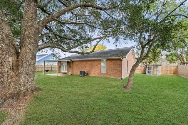 606 Lazy Lane, Anahuac, TX 77514