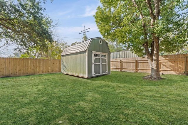 606 Lazy Lane, Anahuac, TX 77514