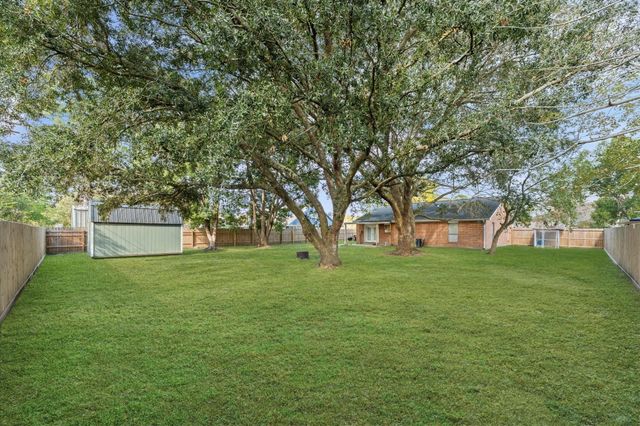 606 Lazy Lane, Anahuac, TX 77514