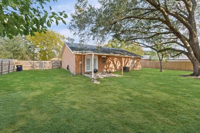 606 Lazy Lane, Anahuac, TX 77514