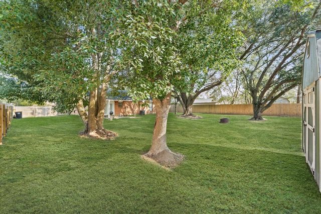 606 Lazy Lane, Anahuac, TX 77514