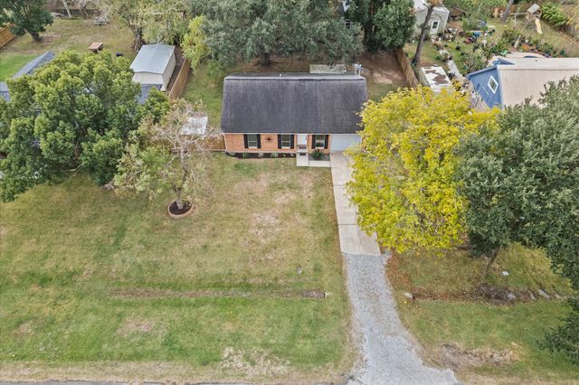 606 Lazy Lane, Anahuac, TX 77514