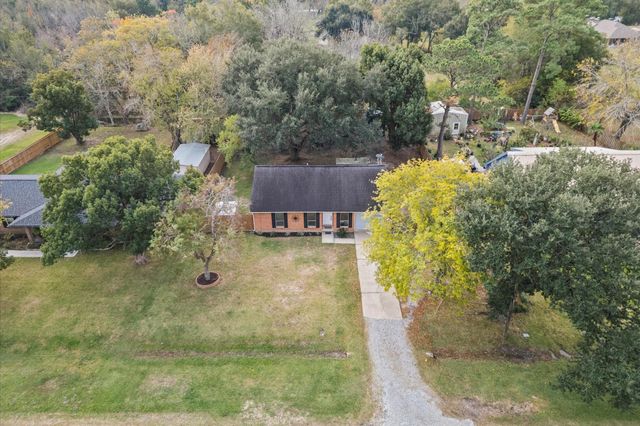 606 Lazy Lane, Anahuac, TX 77514
