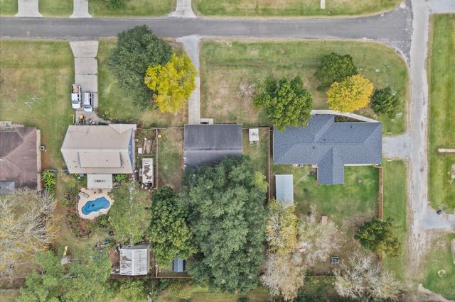 606 Lazy Lane, Anahuac, TX 77514