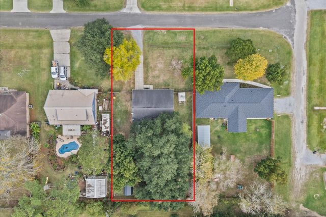 606 Lazy Lane, Anahuac, TX 77514