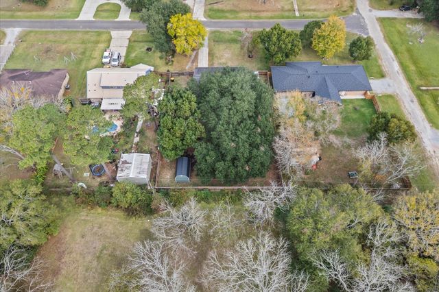606 Lazy Lane, Anahuac, TX 77514