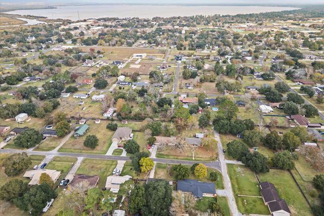 606 Lazy Lane, Anahuac, TX 77514