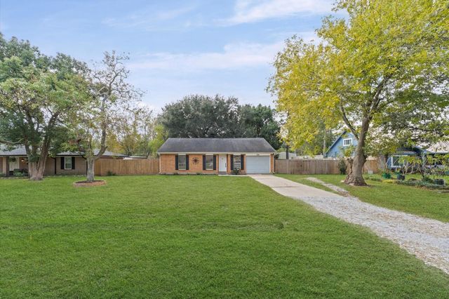 606 Lazy Lane, Anahuac, TX 77514