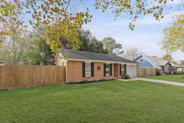 606 Lazy Lane, Anahuac, TX 77514