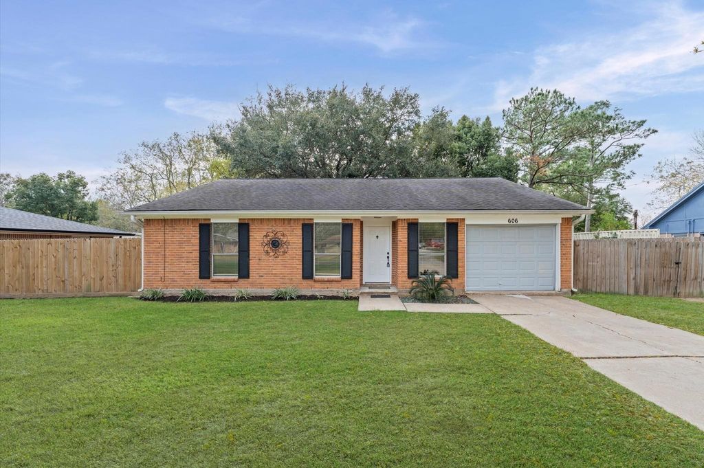606 Lazy Lane, Anahuac, TX 77514