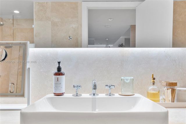 102 24th St 1427, Miami Beach, FL 33139