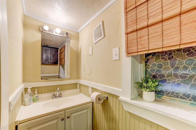 1206 17th Street B, Galveston, TX 77550