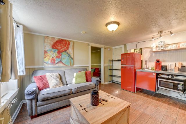 1206 17th Street B, Galveston, TX 77550