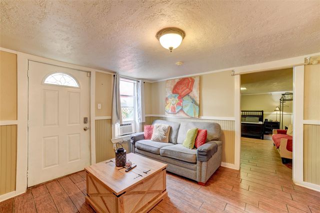 1206 17th Street B, Galveston, TX 77550