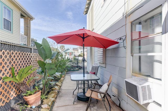 1206 17th Street B, Galveston, TX 77550