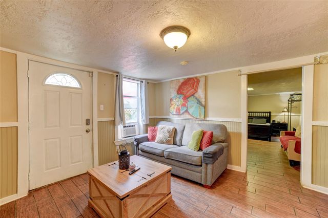 1206 17th Street B, Galveston, TX 77550