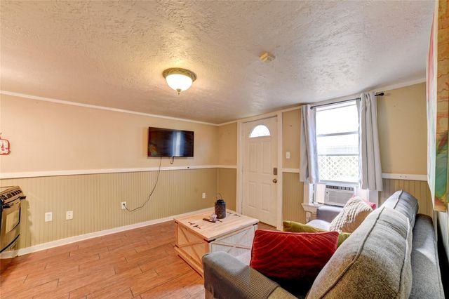 1206 17th Street B, Galveston, TX 77550