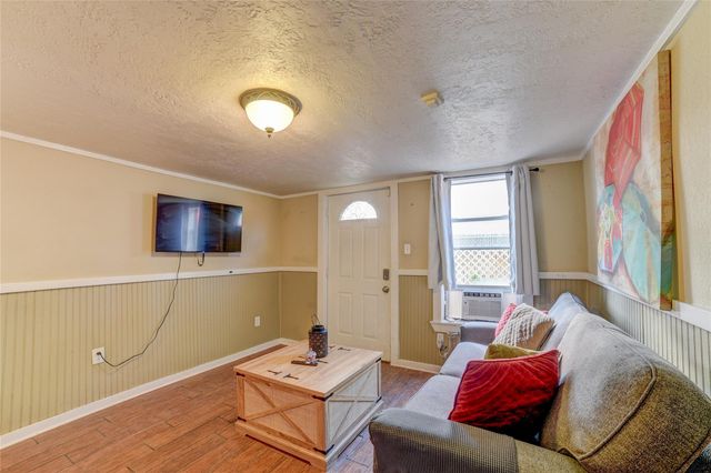 1206 17th Street B, Galveston, TX 77550