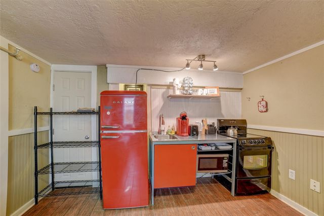 1206 17th Street B, Galveston, TX 77550