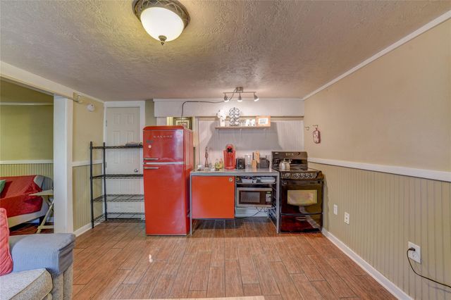 1206 17th Street B, Galveston, TX 77550