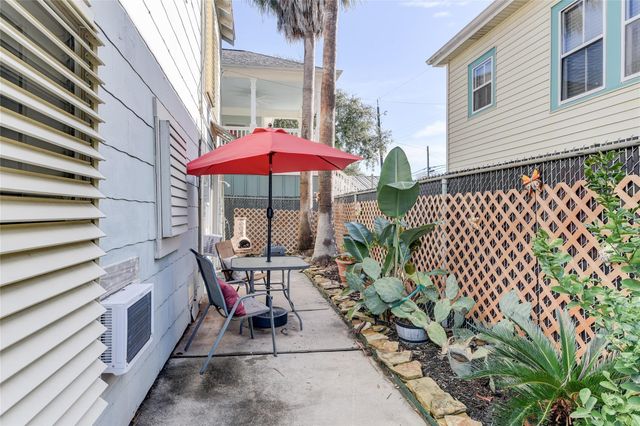 1206 17th Street B, Galveston, TX 77550