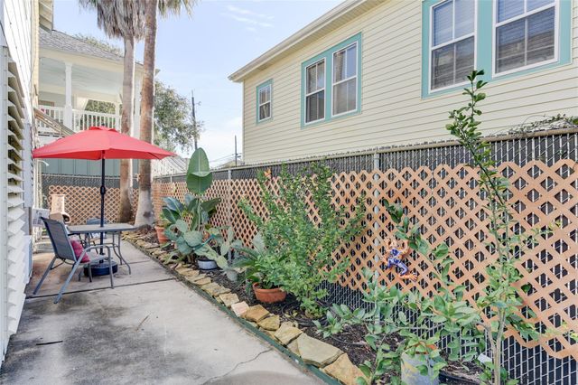 1206 17th Street B, Galveston, TX 77550