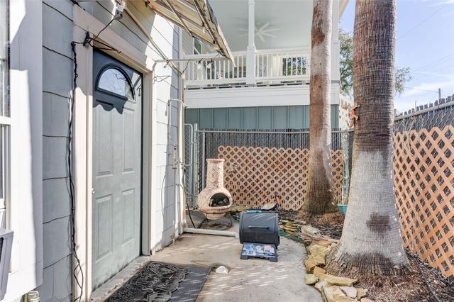 1206 17th Street B, Galveston, TX 77550