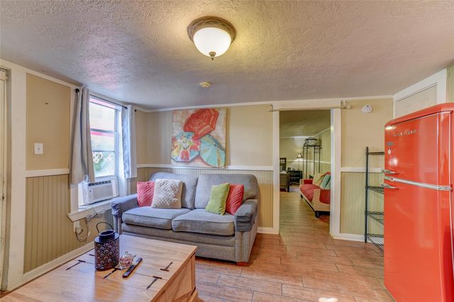 1206 17th Street B, Galveston, TX 77550
