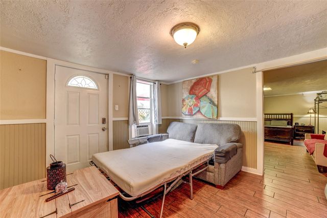 1206 17th Street B, Galveston, TX 77550