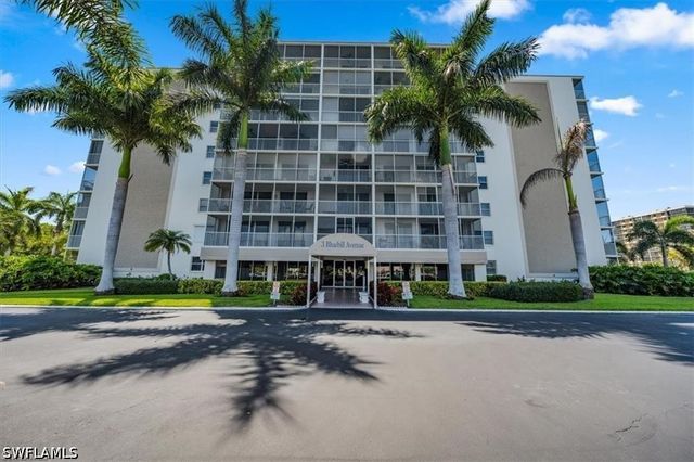 3 Bluebill AVE 207, Naples, FL 34108
