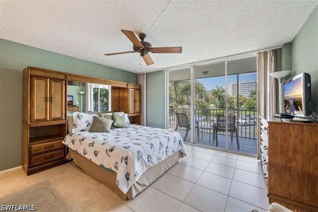 3 Bluebill AVE 207, Naples, FL 34108