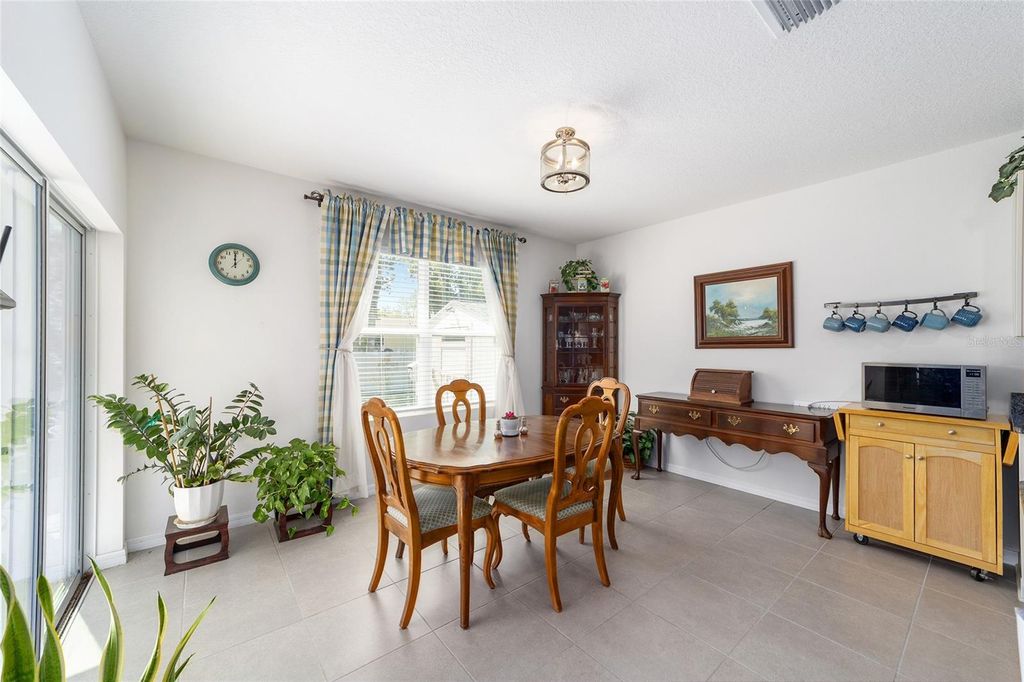 Image 14 of property listing at 4996 NE 14TH PLACE, Ocala, FL 34470