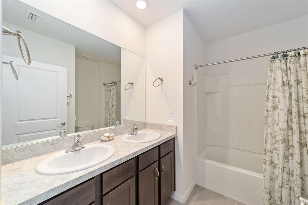 Image 23 of property listing at 4996 NE 14TH PLACE, Ocala, FL 34470