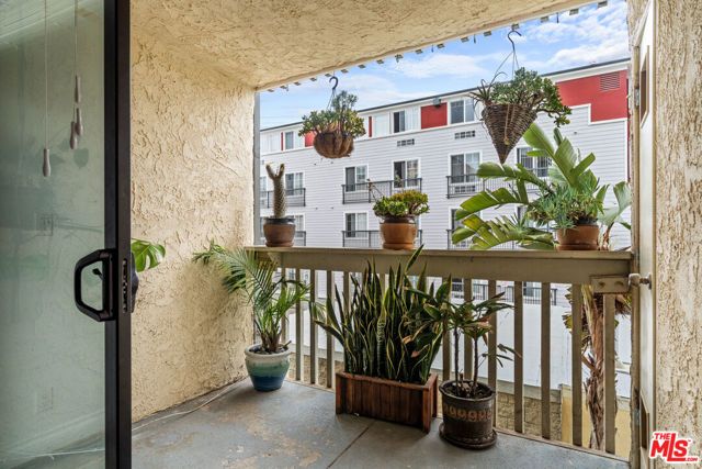 22 Navy Street 202, Los Angeles, CA 90291