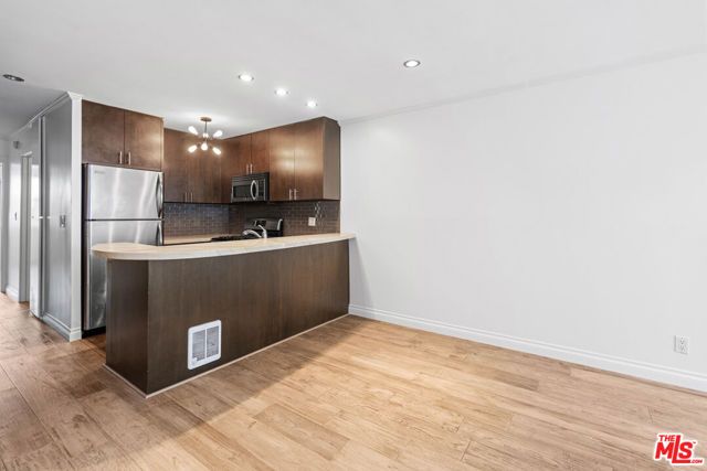 22 Navy Street 202, Los Angeles, CA 90291