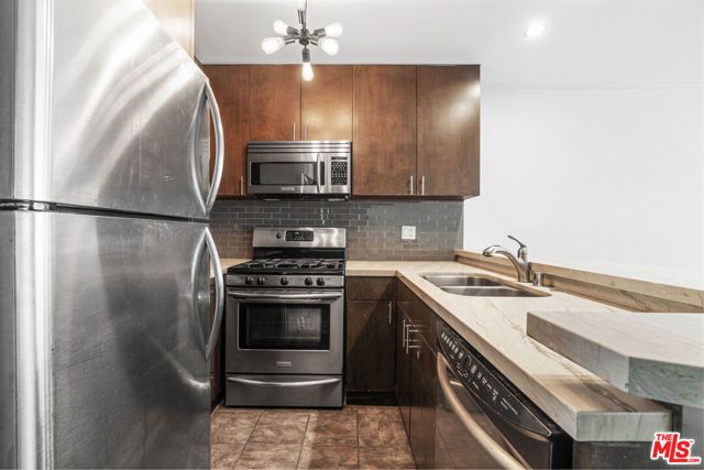 22 Navy Street 202, Los Angeles, CA 90291