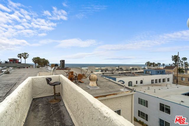 22 Navy Street 202, Los Angeles, CA 90291