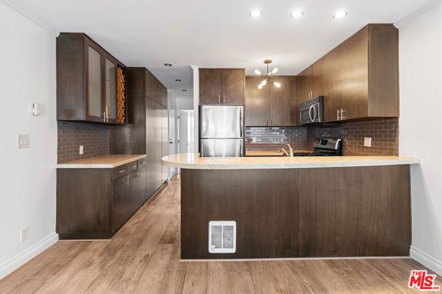 22 Navy Street 202, Los Angeles, CA 90291