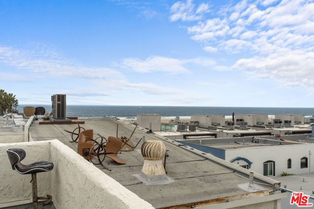 22 Navy Street 202, Los Angeles, CA 90291